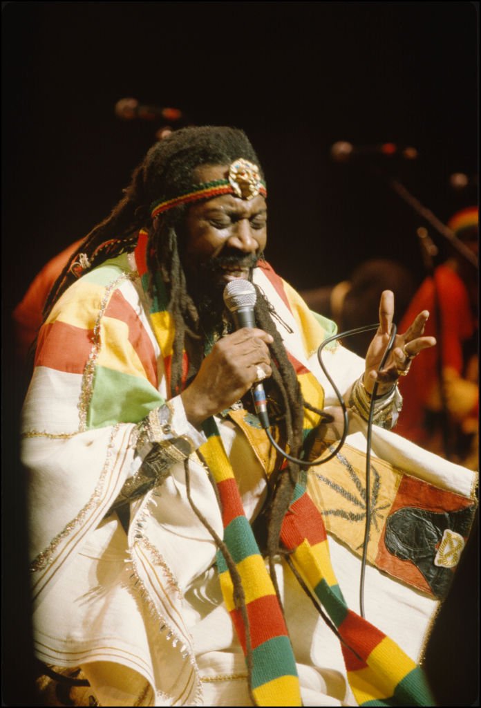 Bunny Wailer se produisant au Beacon Theatre, à New York, le 14 décembre 1997. | Photo : Getty Images