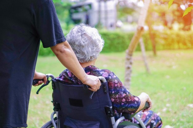 Une femme dans un fauteuil roulant. | Photo: Freepik Une femme dans un fauteuil roulant. | Photo: Freepik