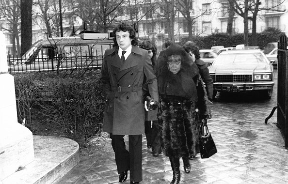 Le chanteur français Michel Sardou à l'enterrement de son père, Fernand Sardou, le 4 février 1976. | Photo : Getty Images.