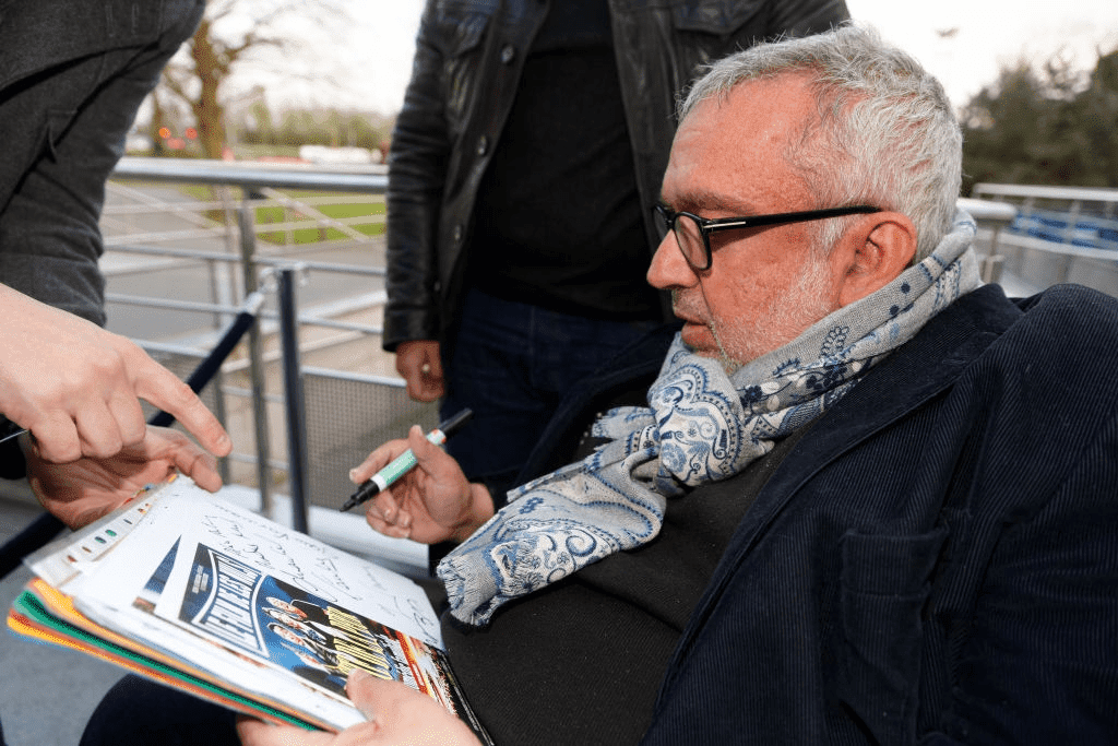 Le réalisateur Dominique Farrugia signe des autographes avant la première de "Sous le Meme Toit" au Kinepolis le 3 avril 2017 à Lille, France. | Photo : Getty Images Le réalisateur Dominique Farrugia signe des autographes avant la première de "Sous le Meme Toit" au Kinepolis le 3 avril 2017 à Lille, France. | Photo : Getty Images
