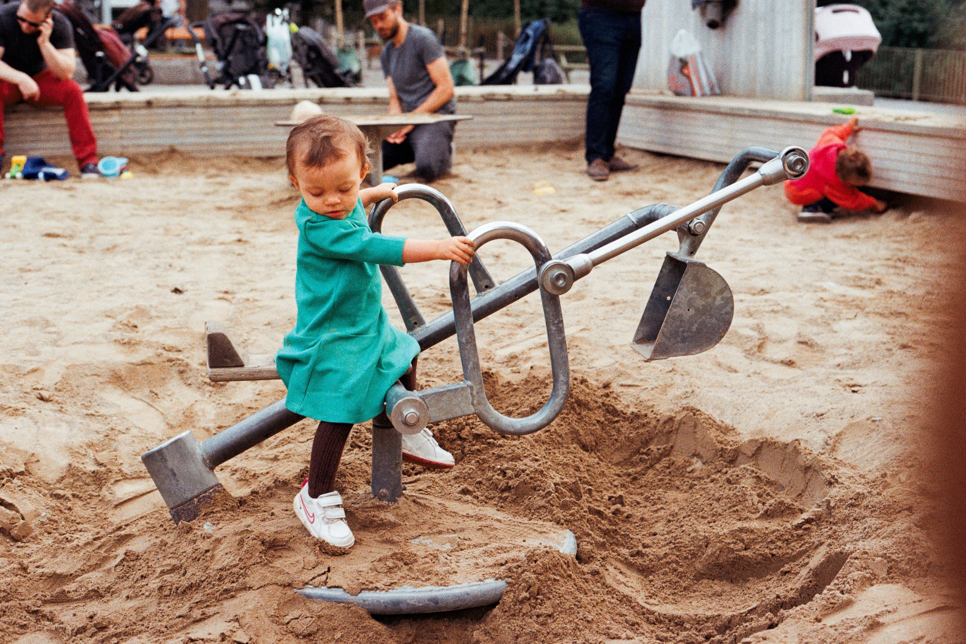 A little girl digging | Source: Unsplash.com