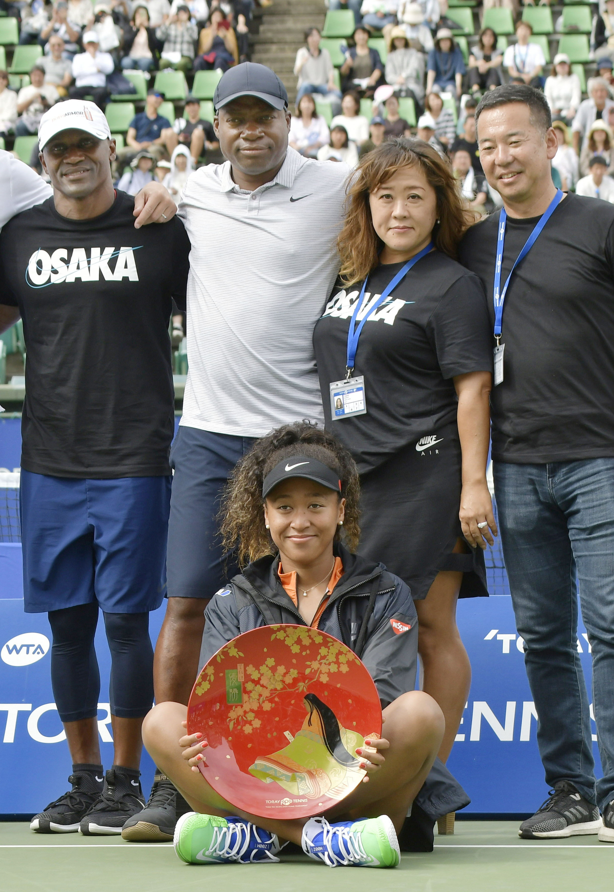 Naomi Osaka posing with her trophy and her dad, Leonard Francois, mom, Tamaki Osaka, and others  after winning the Toray Pan Pacific Open in Osaka, Japan on September 22, 2019. | Source: Getty Images