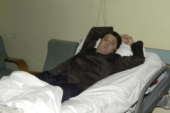 Valencia, Comunidad Valenciana, España. Hospital de la "Virgen de la Consolación". En la imagen, el torero, Vicente Ruiz "El Soro", descansando en la cama antes de su operación de rodilla. | Foto: Getty Images