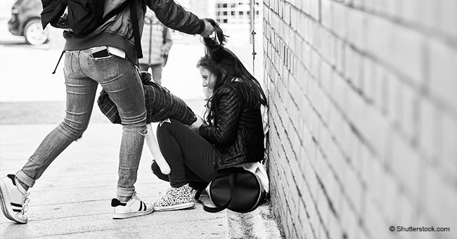 Chica siendo acosada por estudiantes. | Foto: Shutterstock Chica siendo acosada por estudiantes. | Foto: Shutterstock