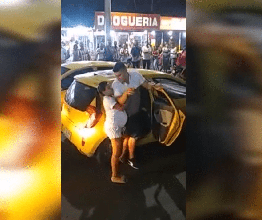 Une femme fait sortir son compagnon du taxi : Photo : YouTube / El Mundo Viral