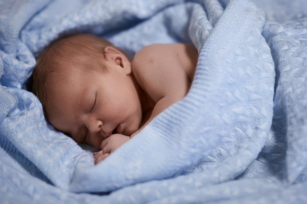 Bebé durmiendo entre mantas suaves. | Foto: Shutterstock