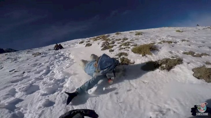 Mujer cayendo en la nieve. | Foto: YouTube/Viralhog