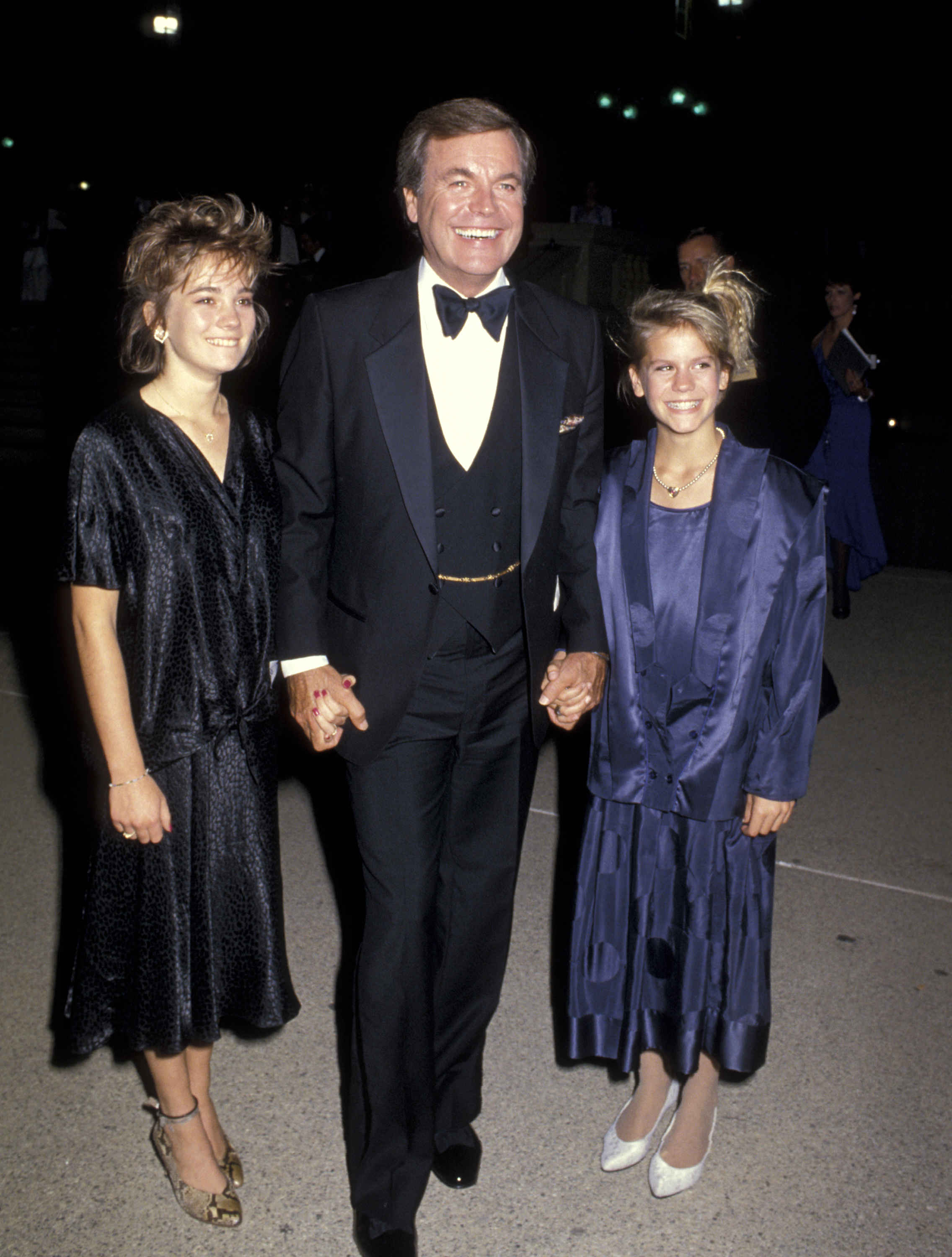 Robert Wagner with his daughters Courtney and Natasha at the Emmys in 1985 | Source: Getty Images