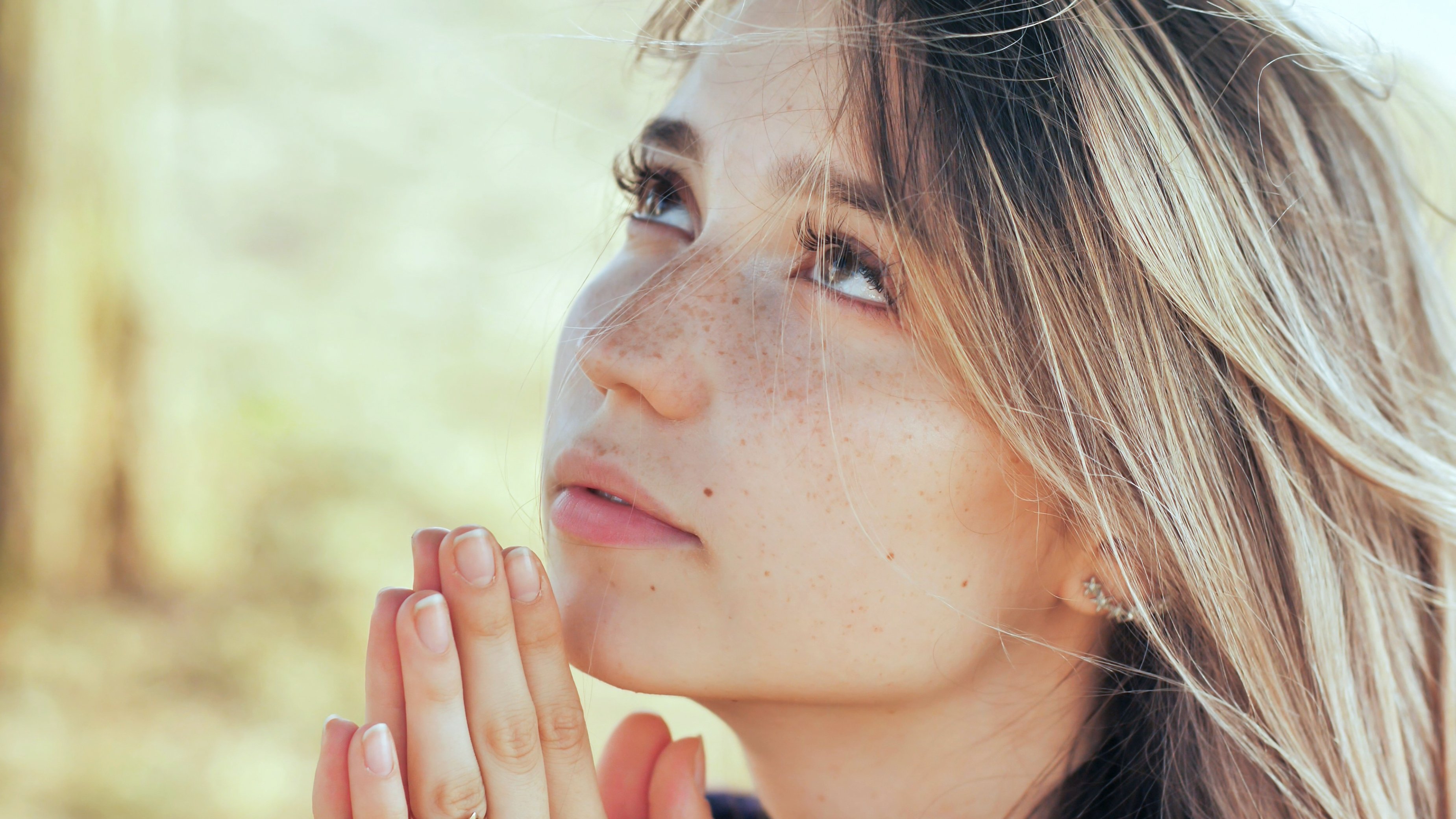 Joven mujer agradece a Dios. | Foto: Shutterstock