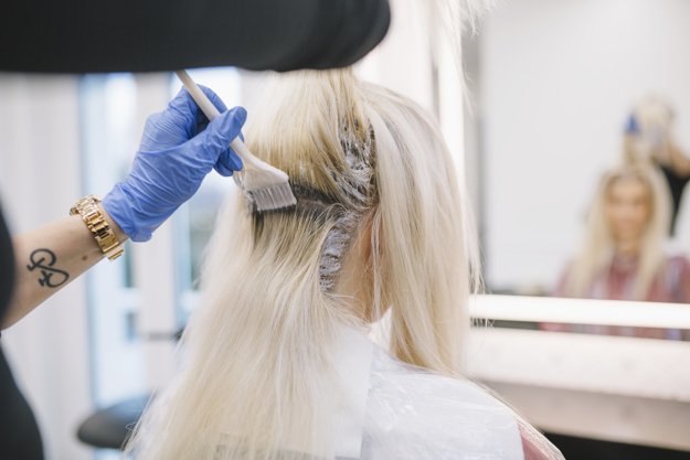 Peluquero aplica tintura de cabello. | Foto: Freepik Peluquero aplica tintura de cabello. | Foto: Freepik