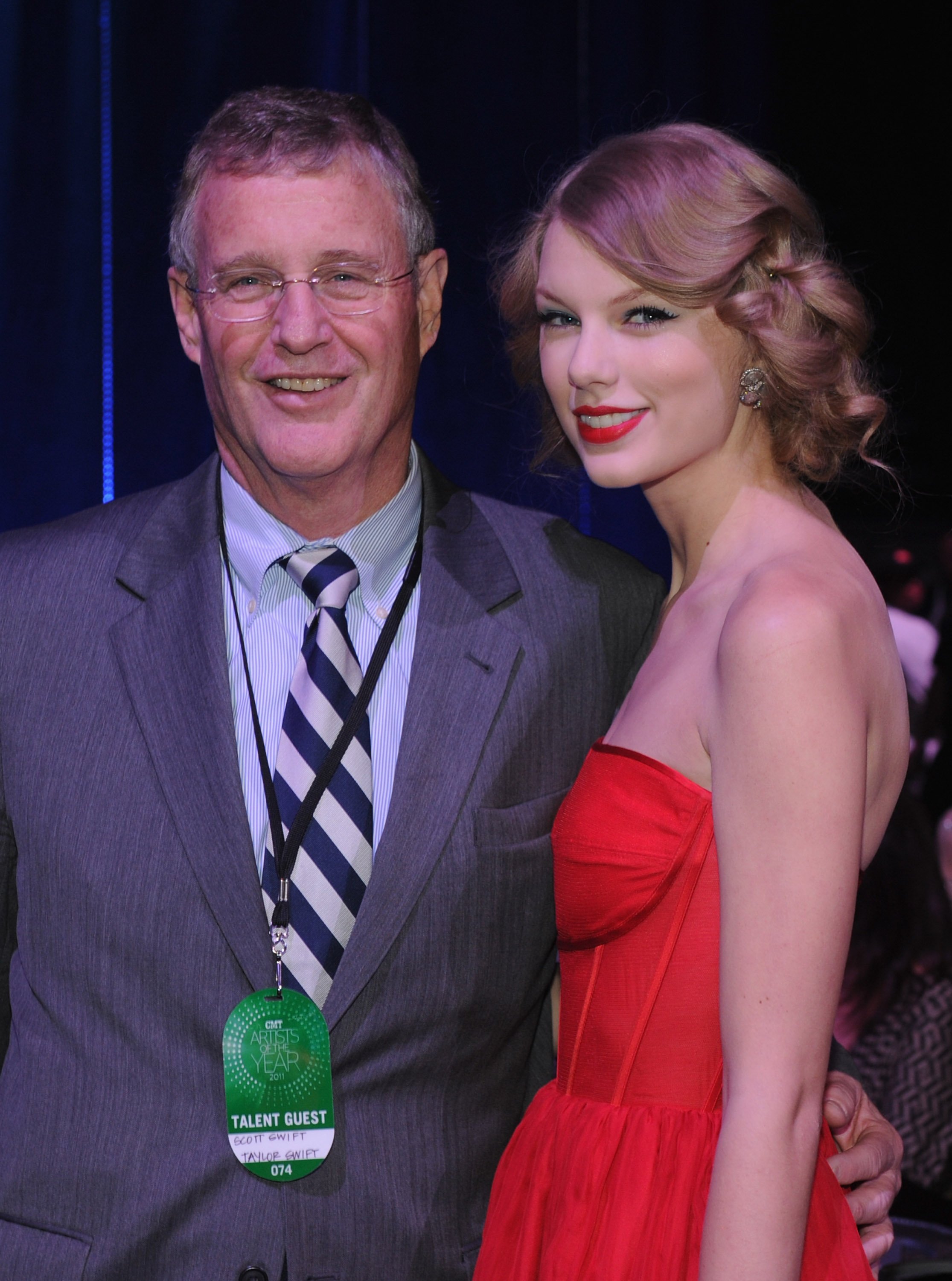 Scott and Taylor Swift at the 2011 CMT Artists of the year celebration on November 29, 2011 in Nashville | Source: Getty Images