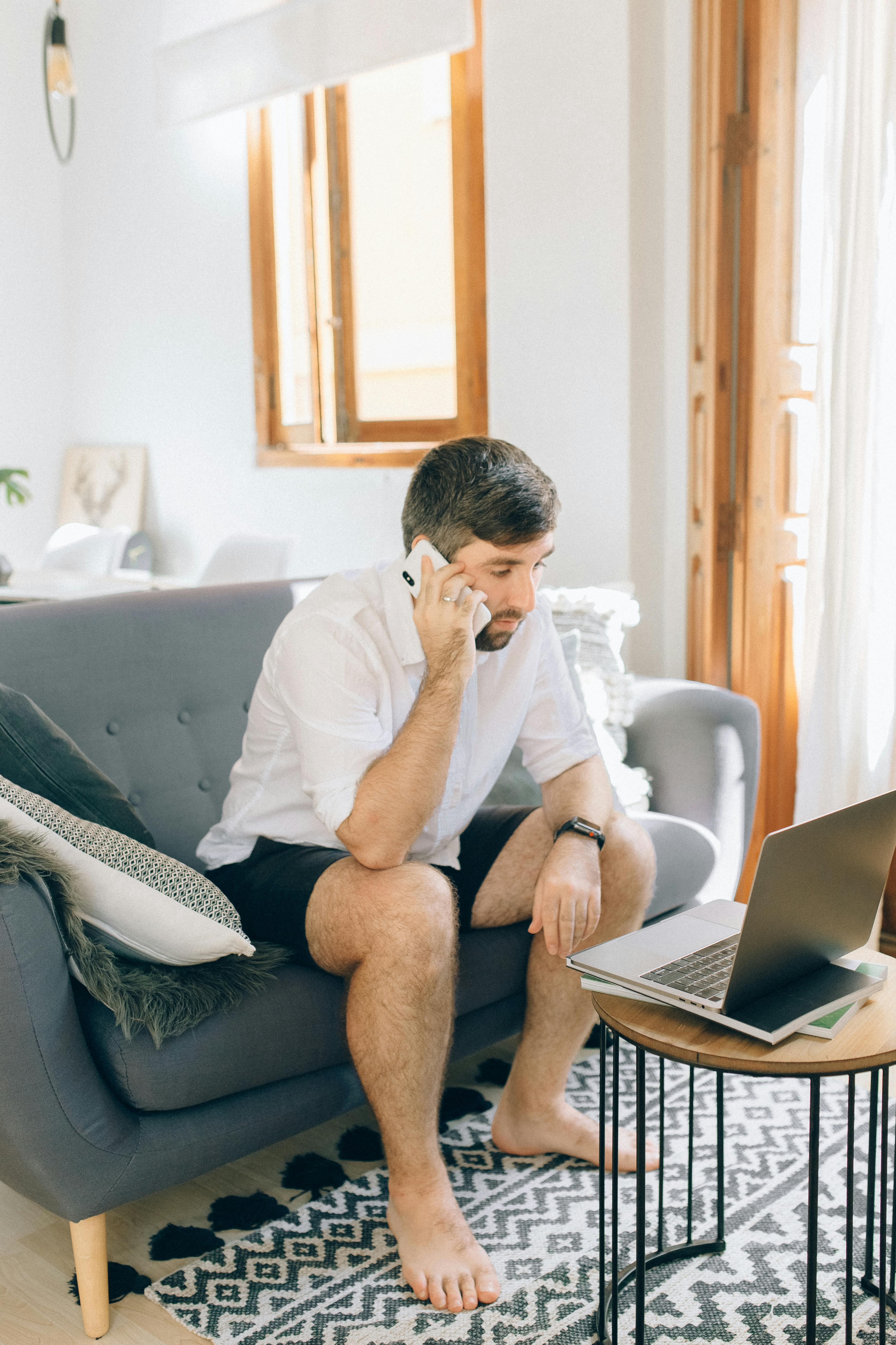 A man having a serious conversation on a phone | Source: Pexels