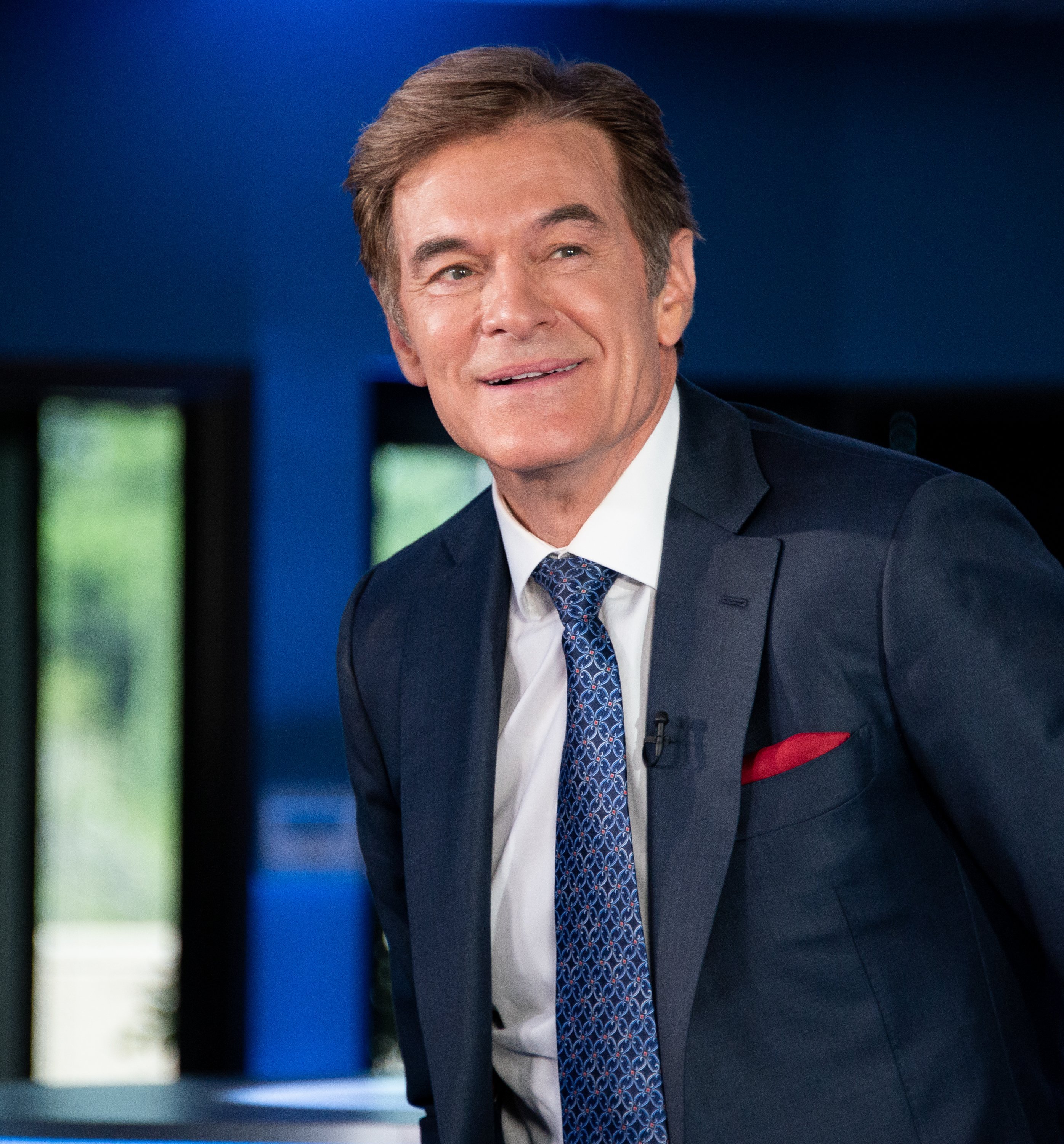 Dr. Mehmet Oz visits "Extra" at Burbank Studios on September 17, 2019, in Burbank, California. | Source: Getty Images.