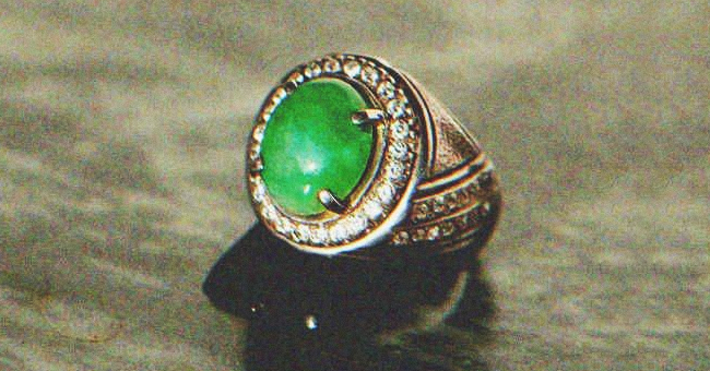 An emerald ring. | Source: Shutterstock