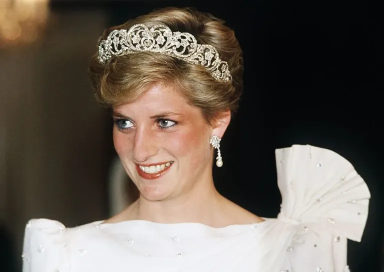 La princesa Diana luciendo una de las tiaras reales, hacia 1992. | Foto: Getty Images