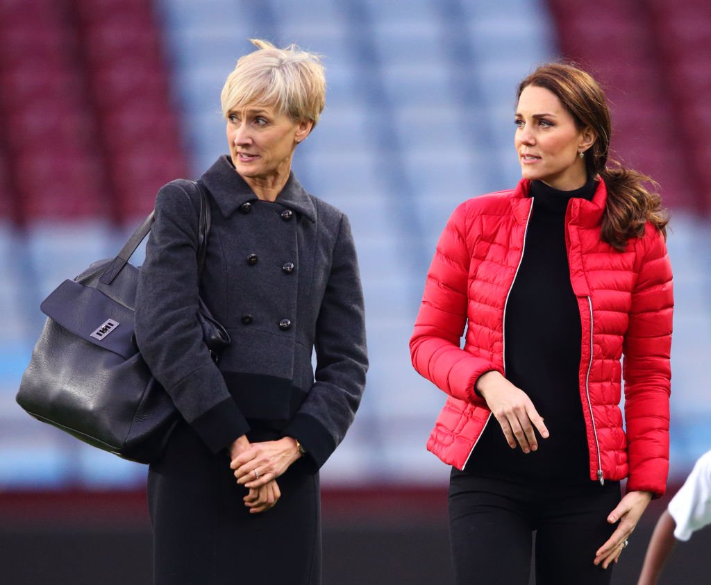 Catherine accompagnée de sa secrétaire privée Catherine Quinn, visite le club de football Aston Villa le 22 novembre 2017 à Birmingham. | Photo : Getty Images Catherine accompagnée de sa secrétaire privée Catherine Quinn, visite le club de football Aston Villa le 22 novembre 2017 à Birmingham. | Photo : Getty Images