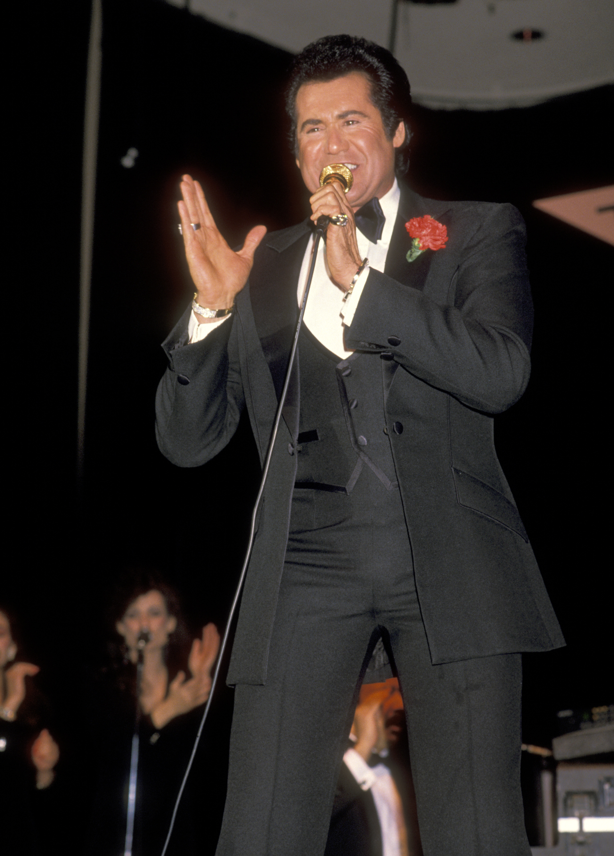 Wayne Newton performs on February 8, 1990 in Las Vegas, Nevada | Source: Getty Images