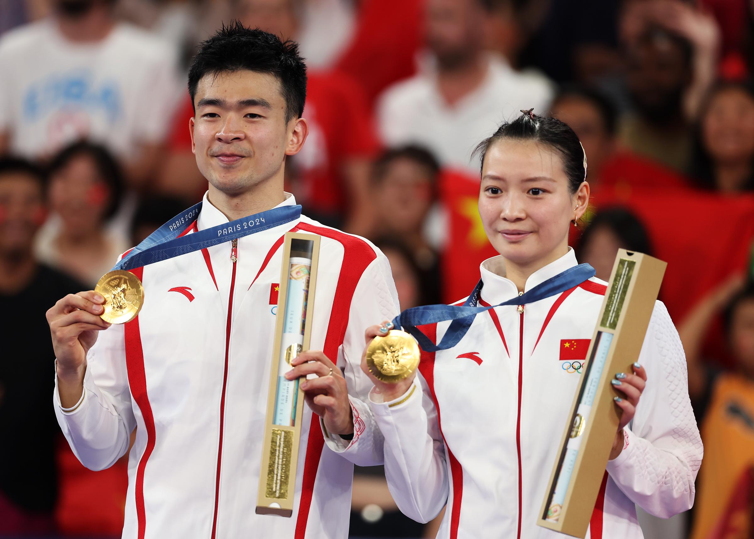 Zheng Siwei and Huang Ya Qiong posing with their gold medals during the Badminton Mixed Doubles medal ceremony in Paris, France on August 2, 2024 | Source: Getty Images