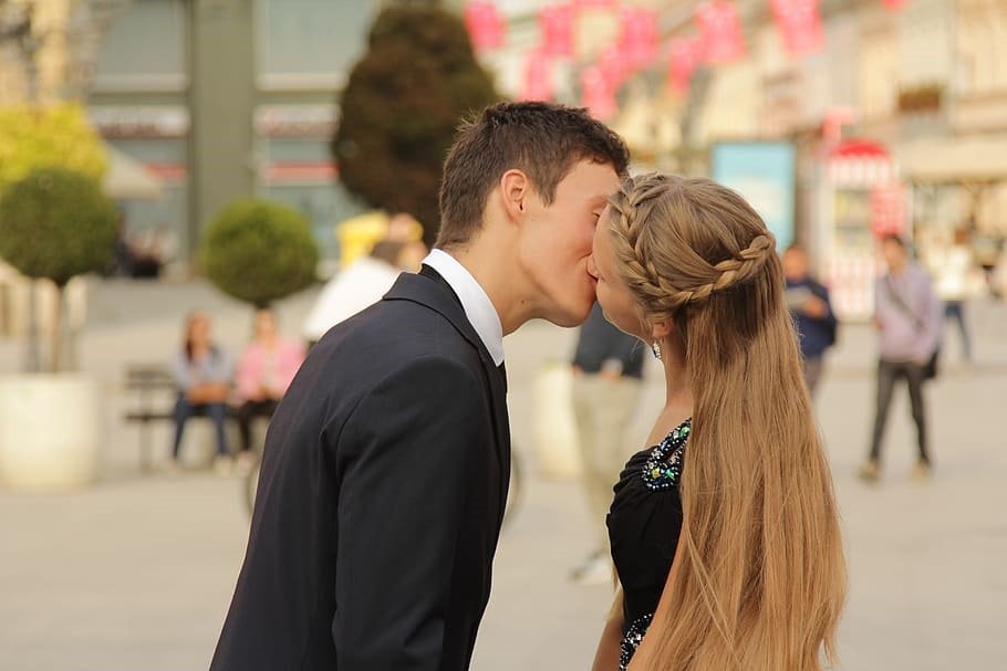 Pareja se besa en la calle. | Foto: Pxfuel Pareja se besa en la calle. | Foto: Pxfuel