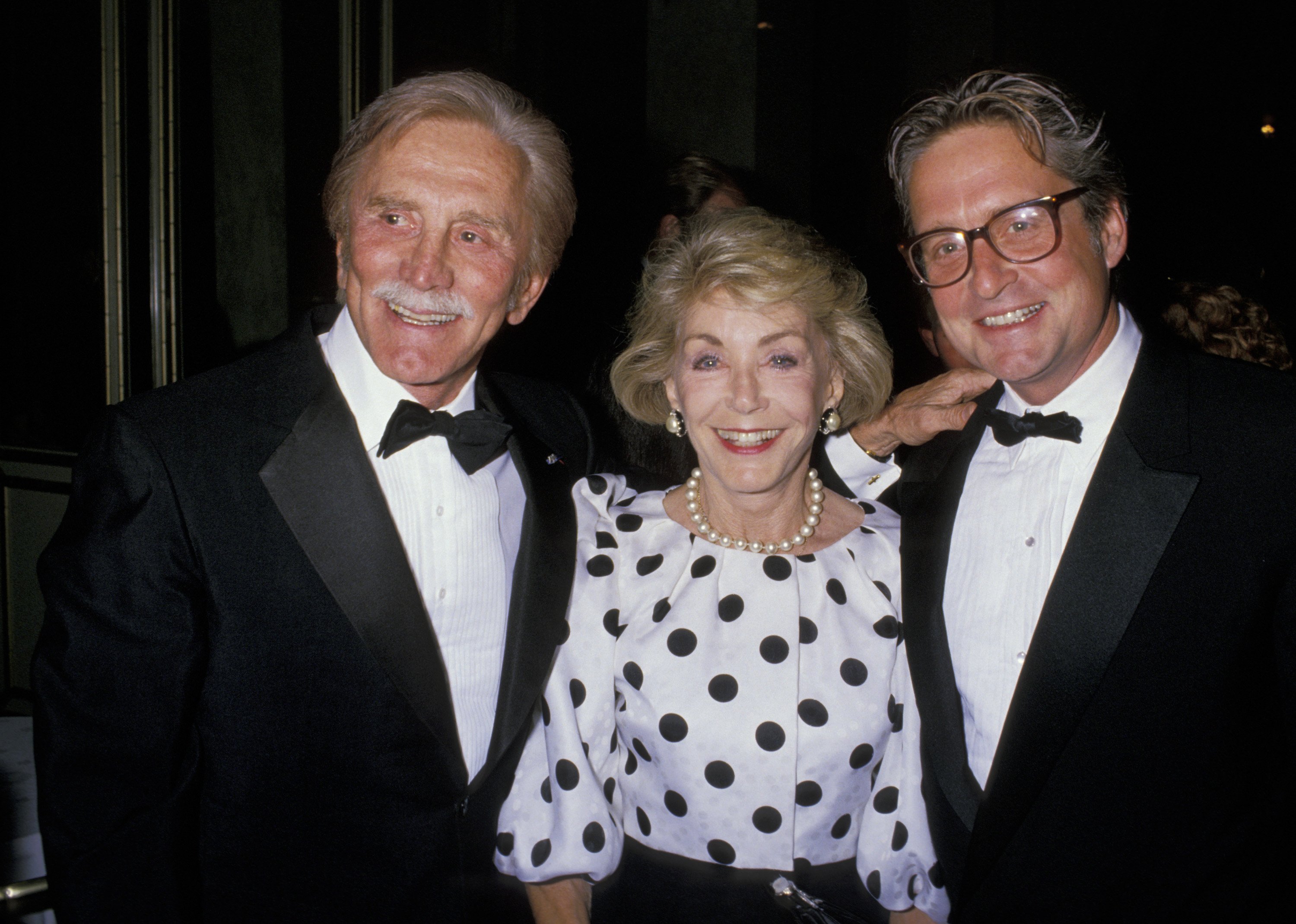 Kirk Douglas, Anne Douglas, and Michael Douglas at the Neil Jacobs International Peace Awards Dinner | Source: Getty Images