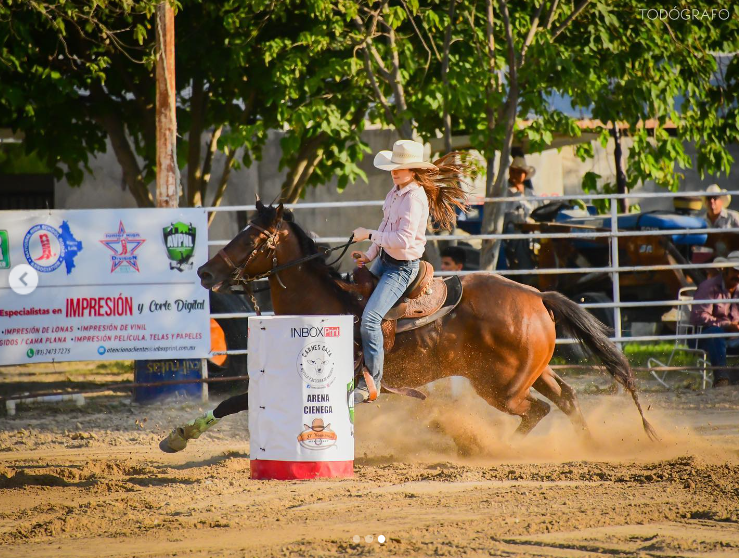 Valeria Mireles riding a horse during a rodeo in a post dated March 12, 2025 | Source: Instagram/valeriaamireless