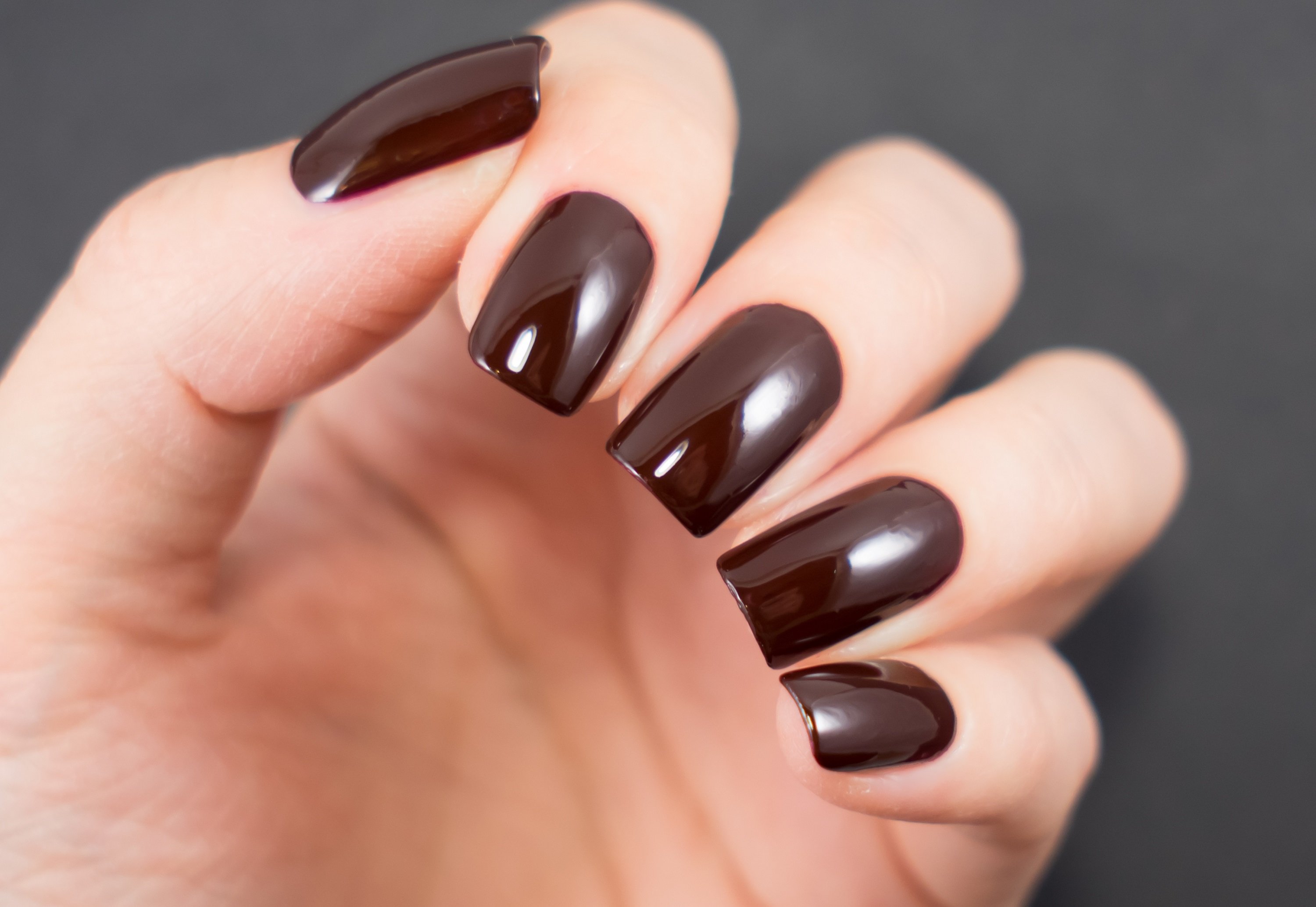 Uñas pintadas en color café. | Foto: Shutterstock