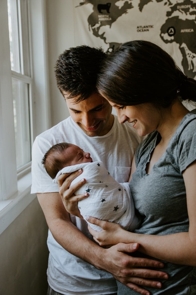 Pat und Erin freuen sich über ihren neugeborenen Sohn | Quelle: Unsplash