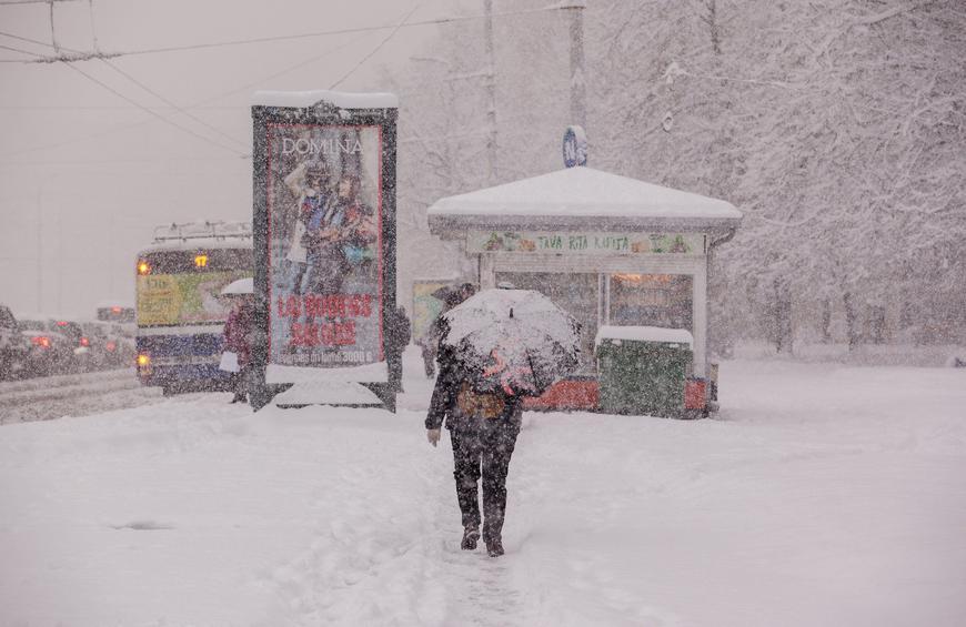 A woman traveling during a blizzard | Photo: Shutterstock