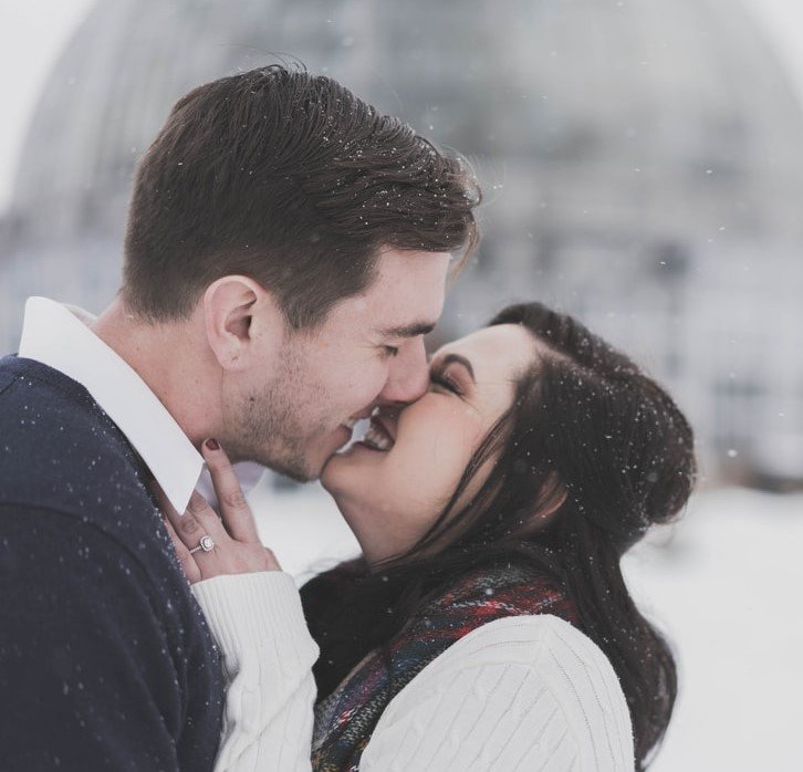 Una pareja se muestra feliz al compartir un beso. | Foto: Unsplash