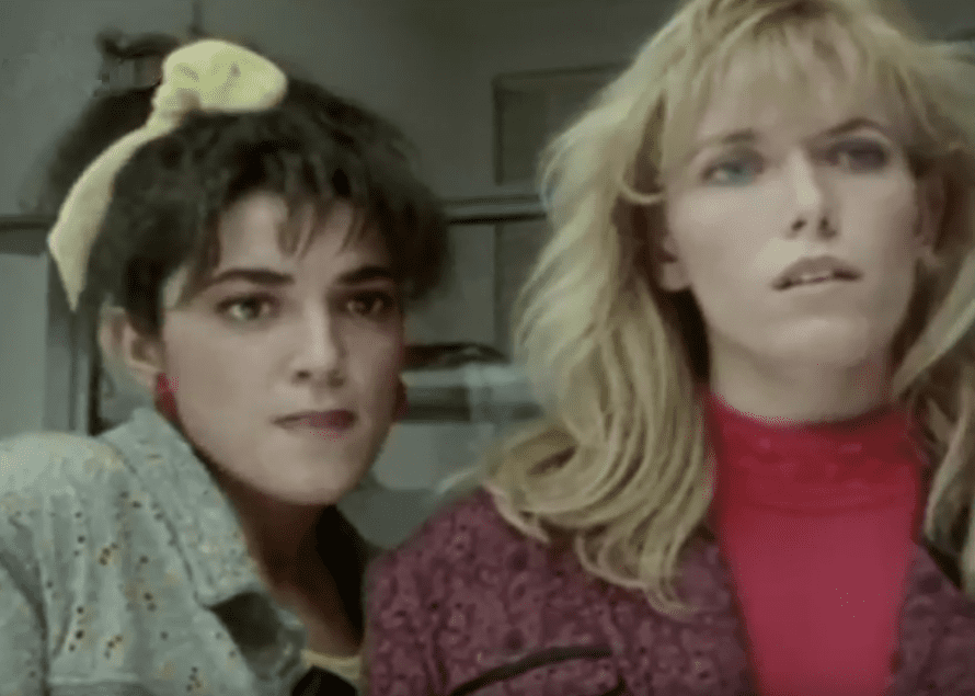 Carmen Conesa y Diana Peñalver en la serie española “Las chicas de hoy en día”. | Imagen: YouTube/estamosendirecto