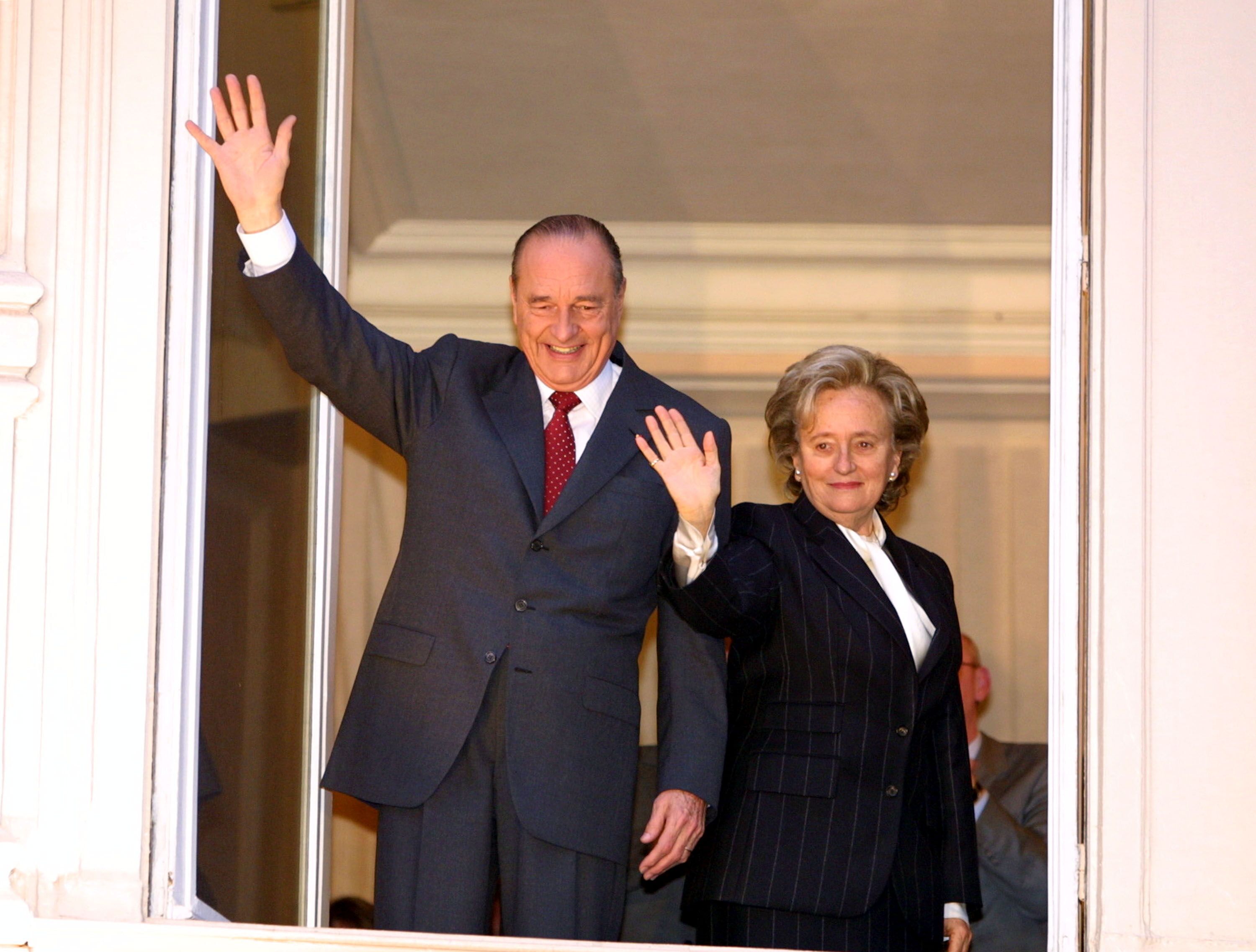 Jacques Chirac et son épouse Bernadette saluent les supporteurs à Paris. | Photo : GettyImage Jacques Chirac et son épouse Bernadette saluent les supporteurs à Paris. | Photo : GettyImage