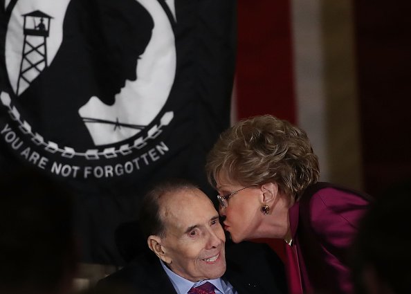 Former U.S. Senator Elizabeth Dole kisses her husband, former Senate Majority Leader Bob Dole (R-KS), after he received the Congressional Medal during an award ceremony at the U.S. Capitol, on January 17, 2017 in Washington, DC. | Photo: Getty Images