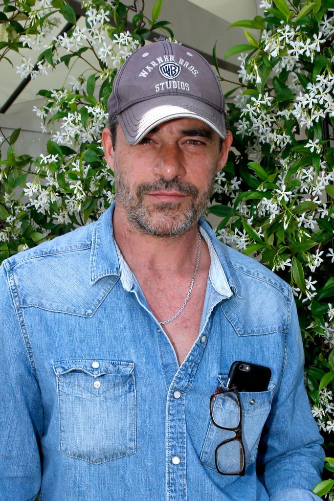 L'acteur Thierry Neuvic assiste à l'Open de Tennis de France 2017 - Jour 13 à Roland Garros le 9 juin 2017 à Paris, France. | Photo : Getty Images L'acteur Thierry Neuvic assiste à l'Open de Tennis de France 2017 - Jour 13 à Roland Garros le 9 juin 2017 à Paris, France. | Photo : Getty Images