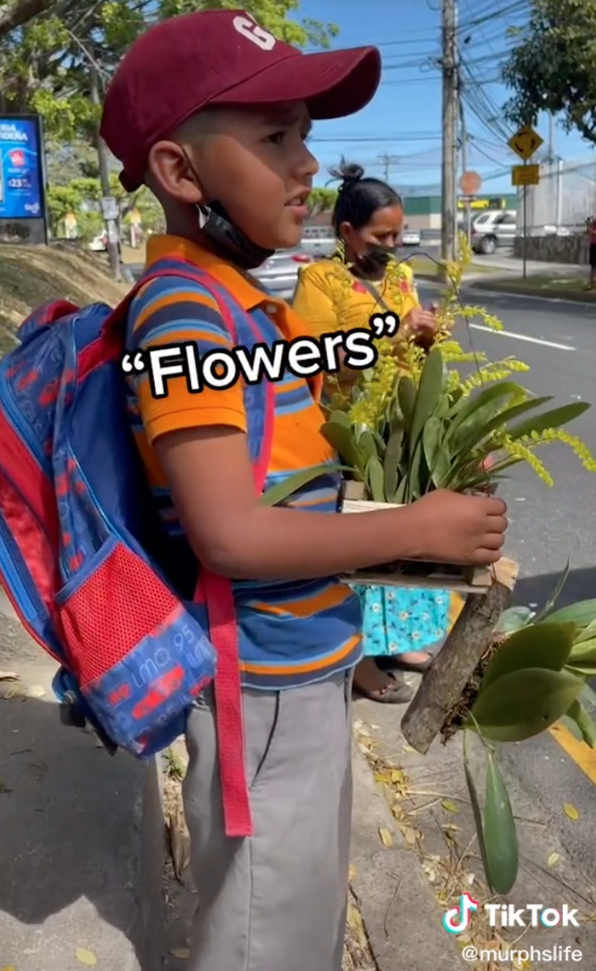 Ernesto hat auf der Straße Blumen verkauft. | Quelle: TikTok.com/murphslife