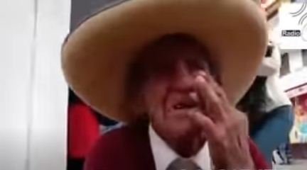 Viudo de 78 años explica entre lágrimas su problema familiar. | Foto: YouTube/josep quintana