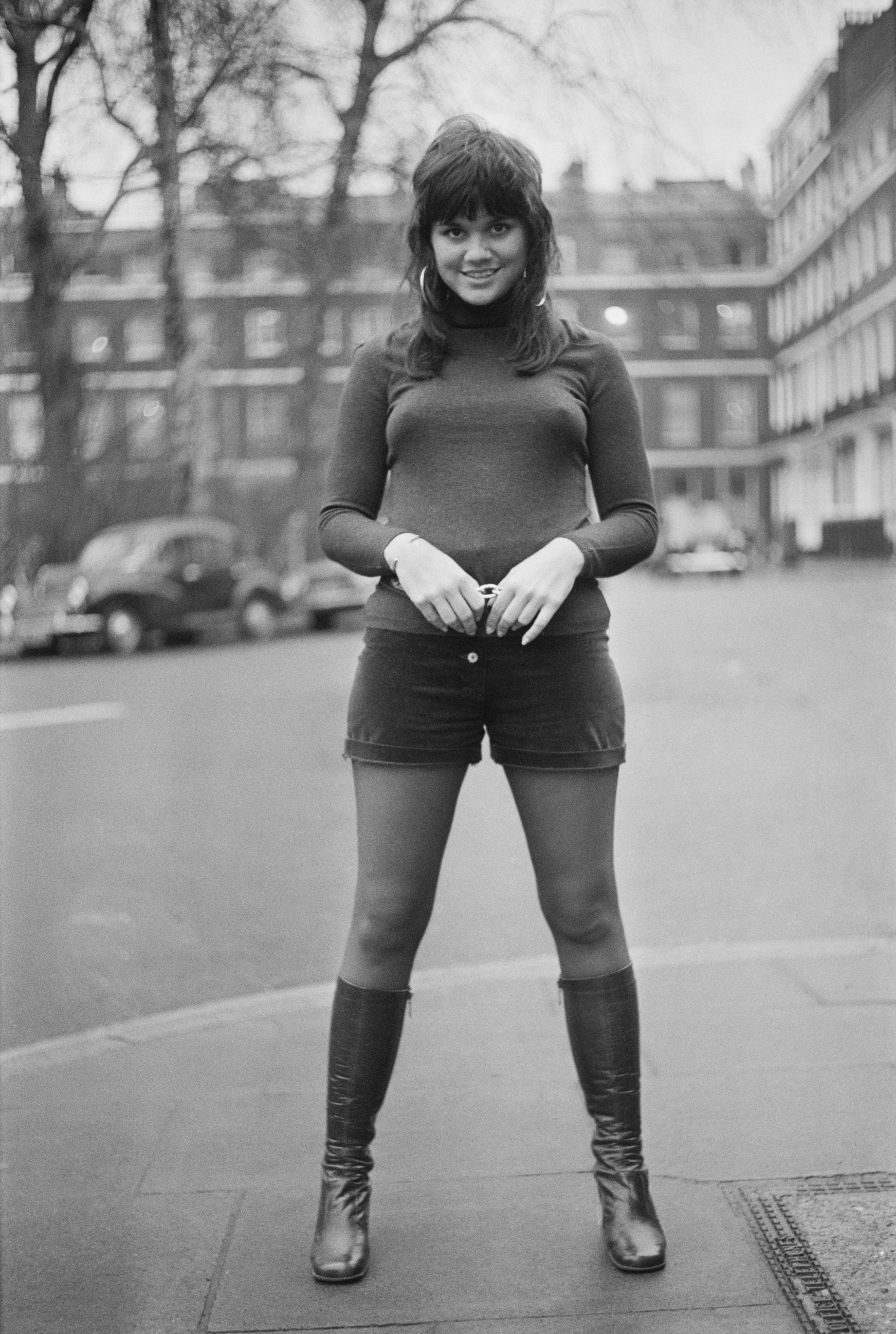 Linda Ronstadt photographed wearing boots, short pants and a top on January 26, 1971 in London, United Kingdom.┃Source: Getty Images