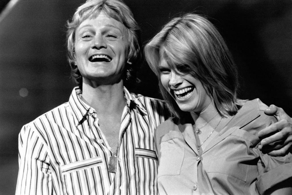 : Claude François et sa fiancée Kathalyn, le 2 juin 1977, Paris, France. | Photo : Getty Images
