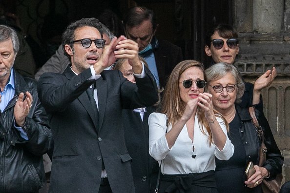 Victoria Bedos, Nicolas Bedos et Joelle Bercot assistent aux funérailles du scénariste, comédien et acteur Guy Bedos 04 juin 2020 à Paris, France. | Photo : Getty Images.