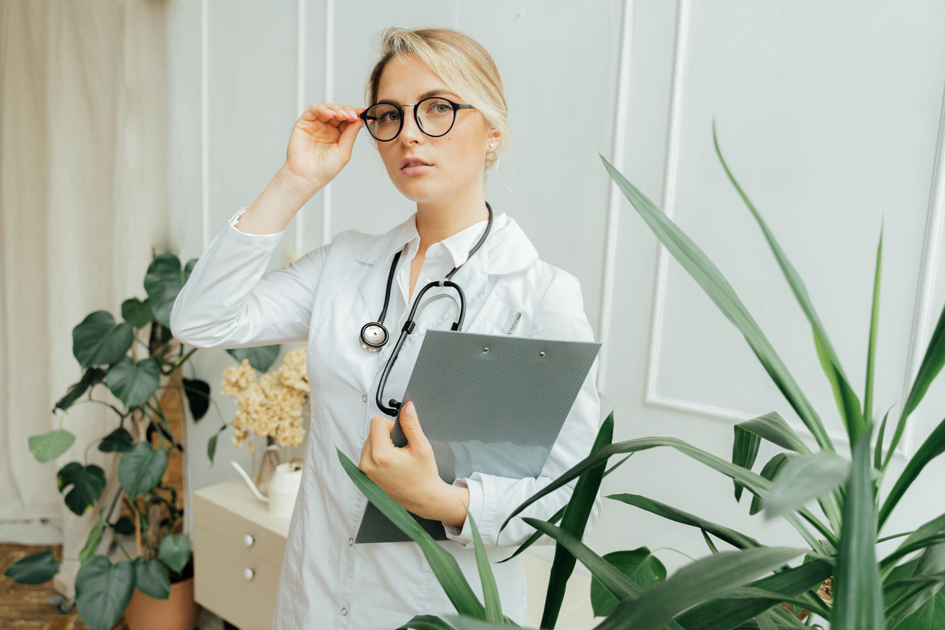 A doctor in her office | Source: Pexels