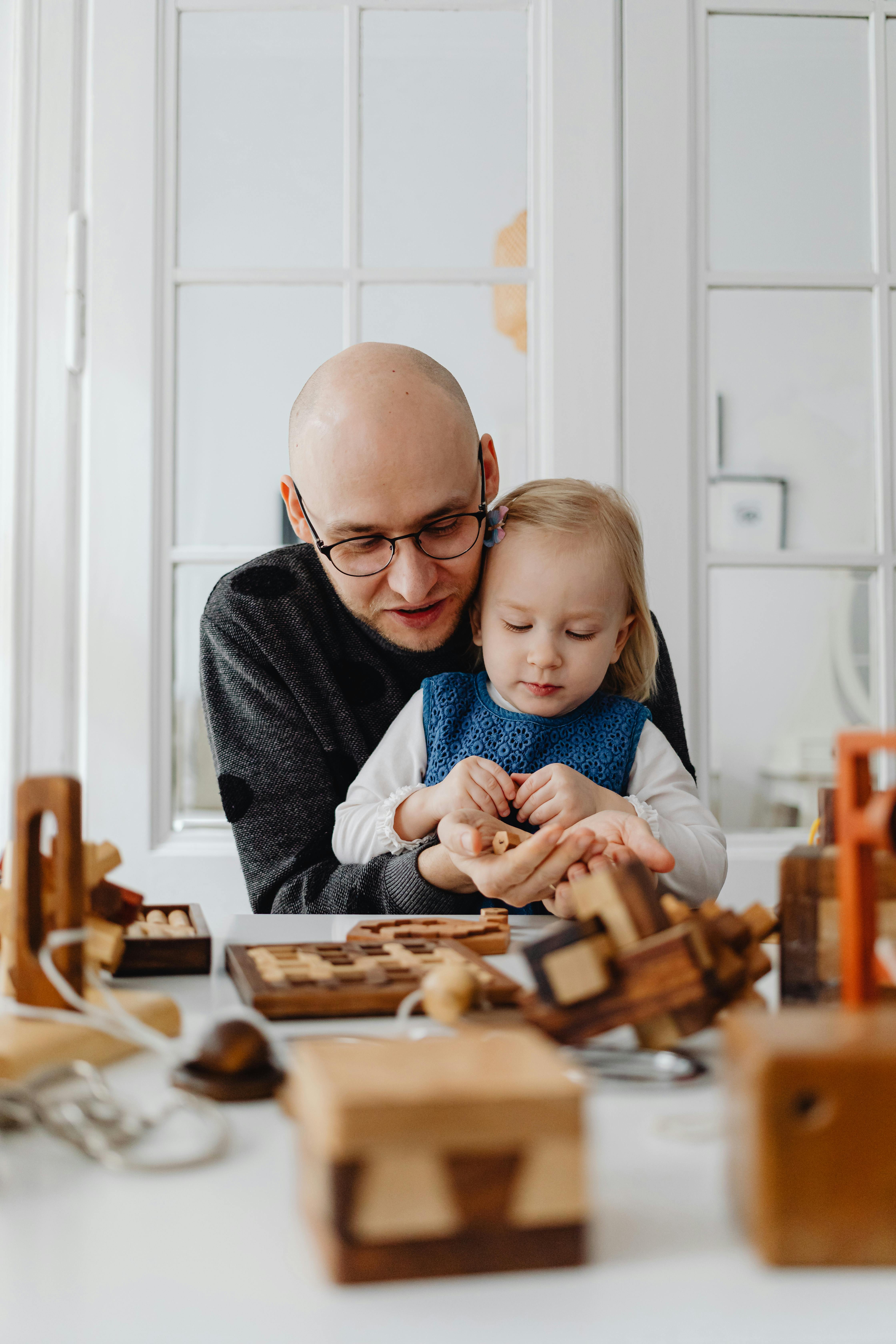 Father plays with small daughter | Source: Pexels