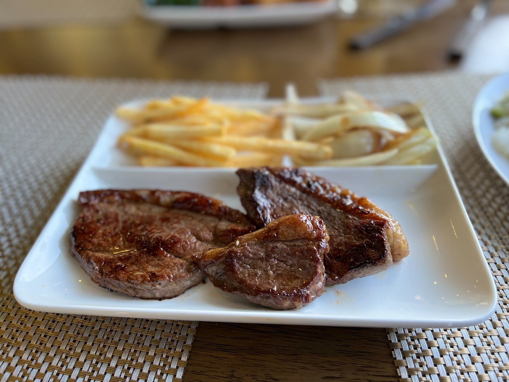 He served her a plate of food. | Source: Pexels