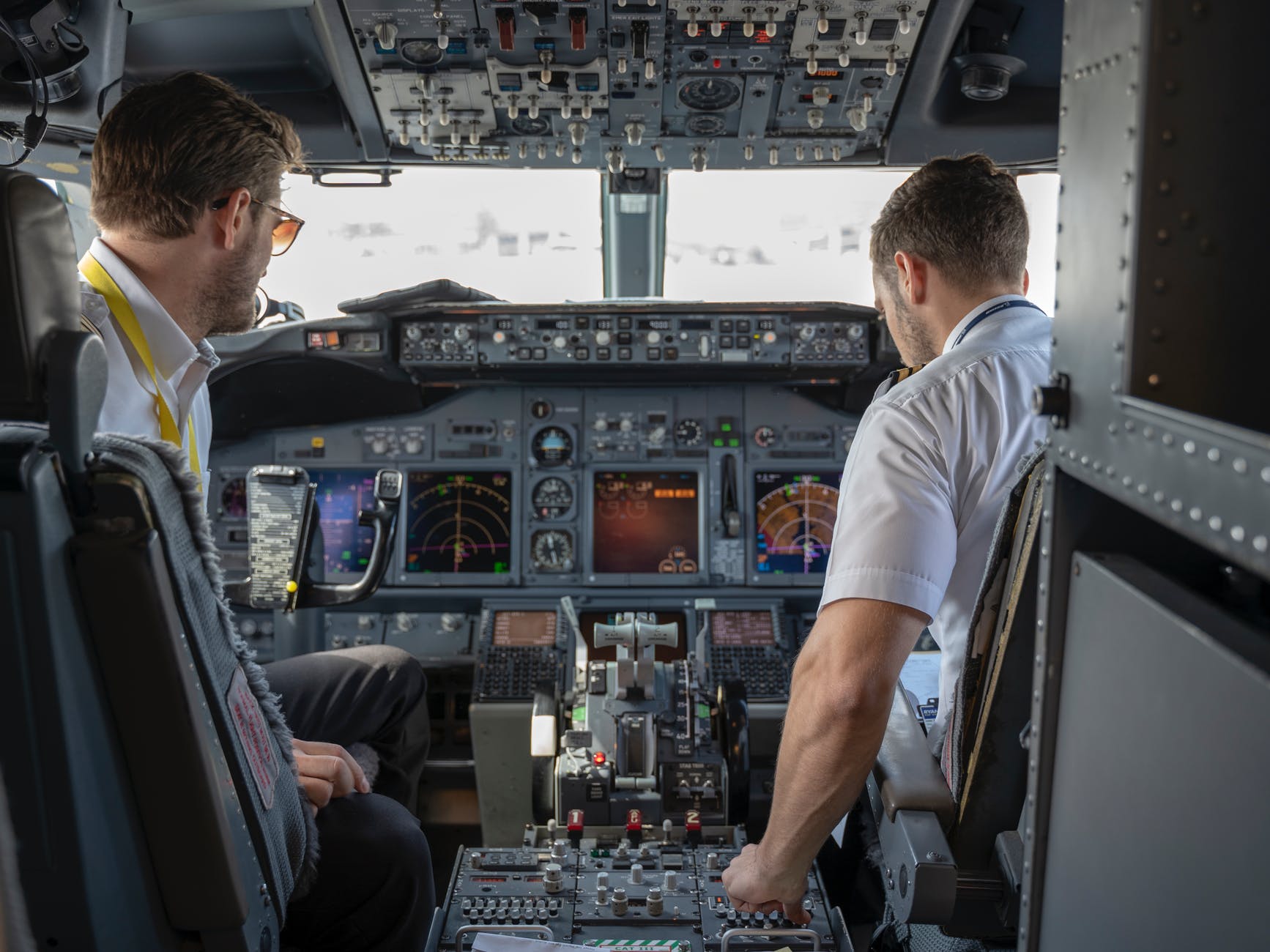Pilotos en cabina de avión. | Foto: Pexels