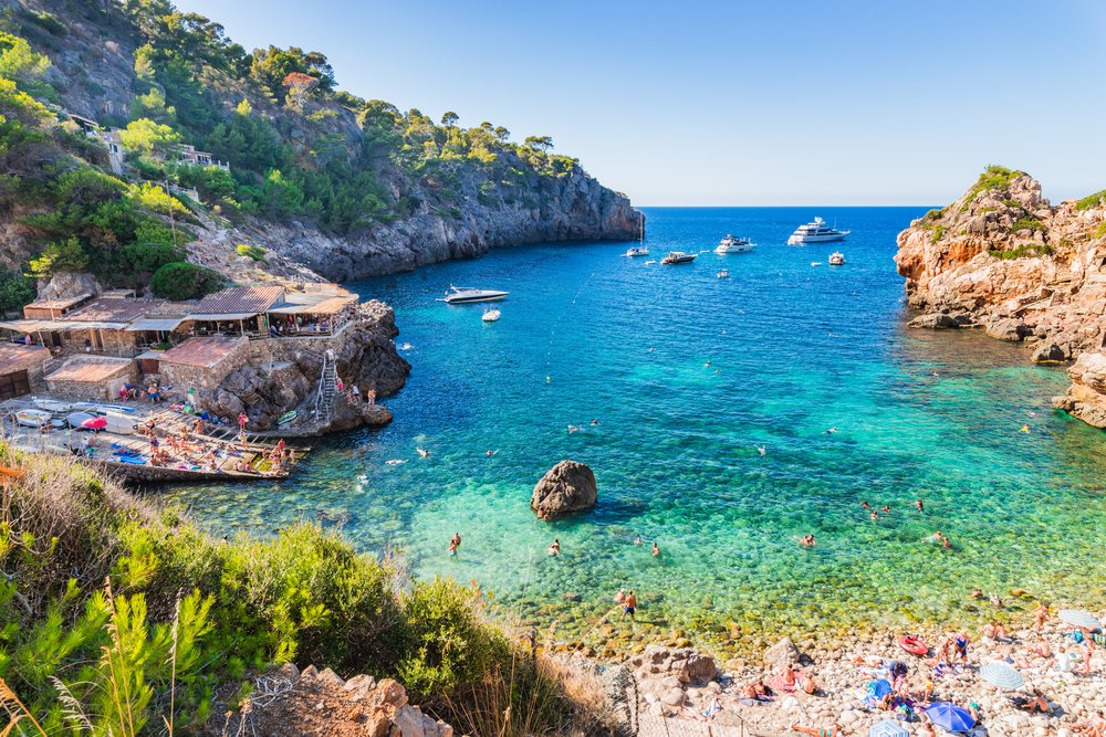 Idyllischer Blick auf den Strand von Cala Deia, Insel Mallorca | Quelle: Shutterstock Idyllischer Blick auf den Strand von Cala Deia, Insel Mallorca | Quelle: Shutterstock