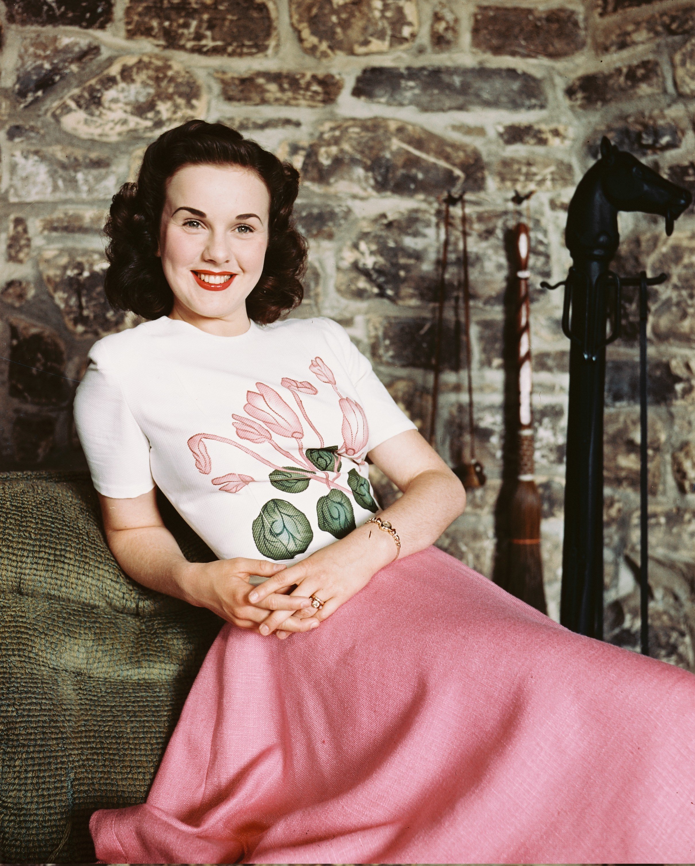 Deanna Durbin poses with a flowered blouse and pink skirt in circa 1955 | Photo: Getty Images
