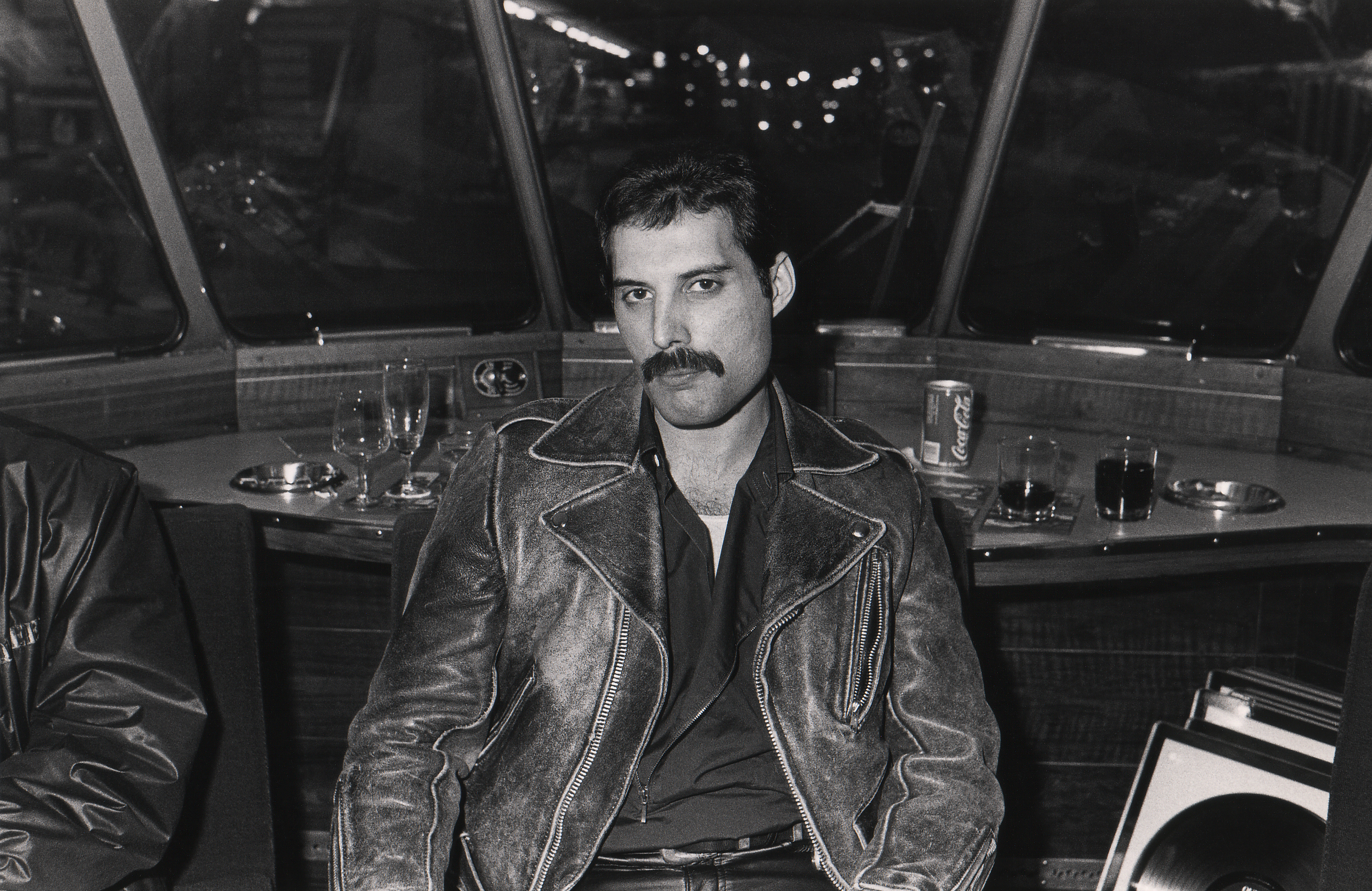 Freddie Mercury of Queen on board a train after a gig at Groenoordhal, Leiden, on April 25, 1982. | Source: Getty Images