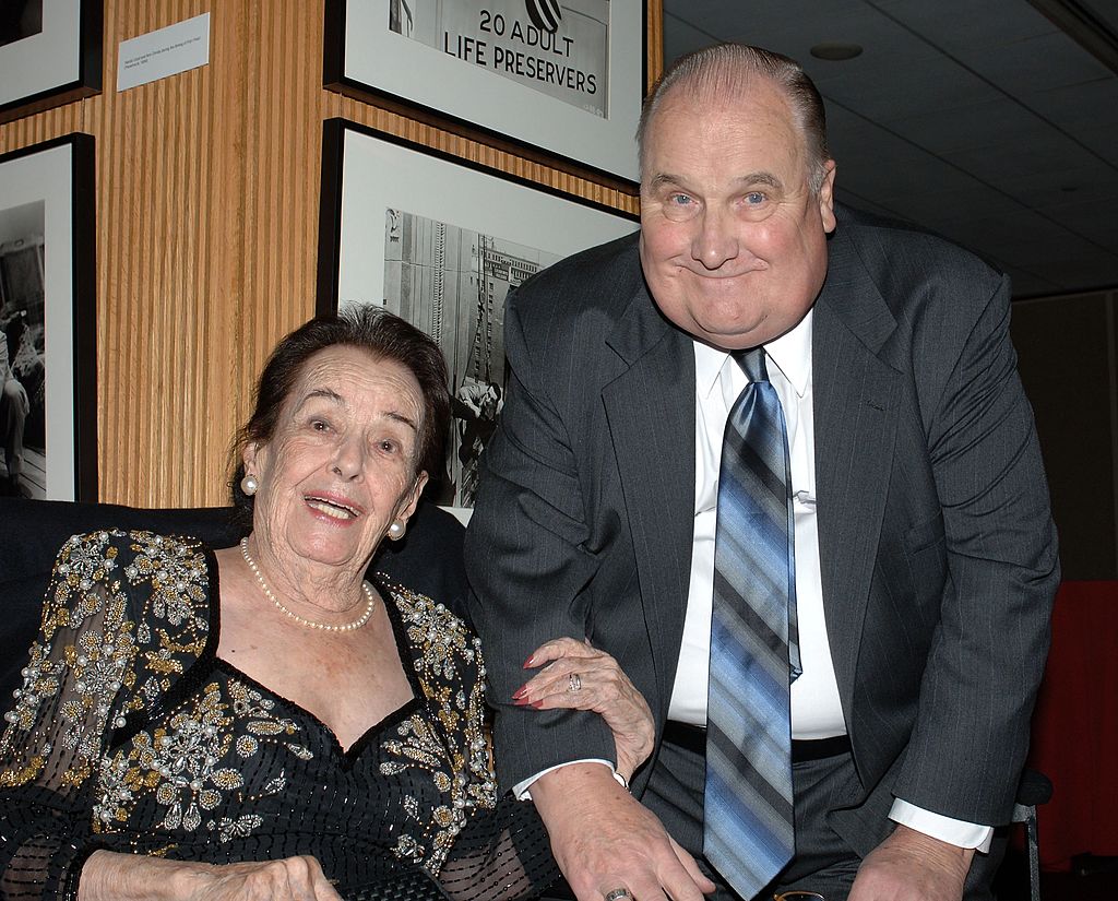 Lupita Tovar y el historiador de cine Bob Dickson asistieron al tributo a la actriz mexicana en la Academia de Artes y Ciencias Cinematográficas el 7 de diciembre de 2006 en Beverly Hills, California. | Imagen: Getty Images Lupita Tovar y el historiador de cine Bob Dickson asistieron al tributo a la actriz mexicana en la Academia de Artes y Ciencias Cinematográficas el 7 de diciembre de 2006 en Beverly Hills, California. | Imagen: Getty Images
