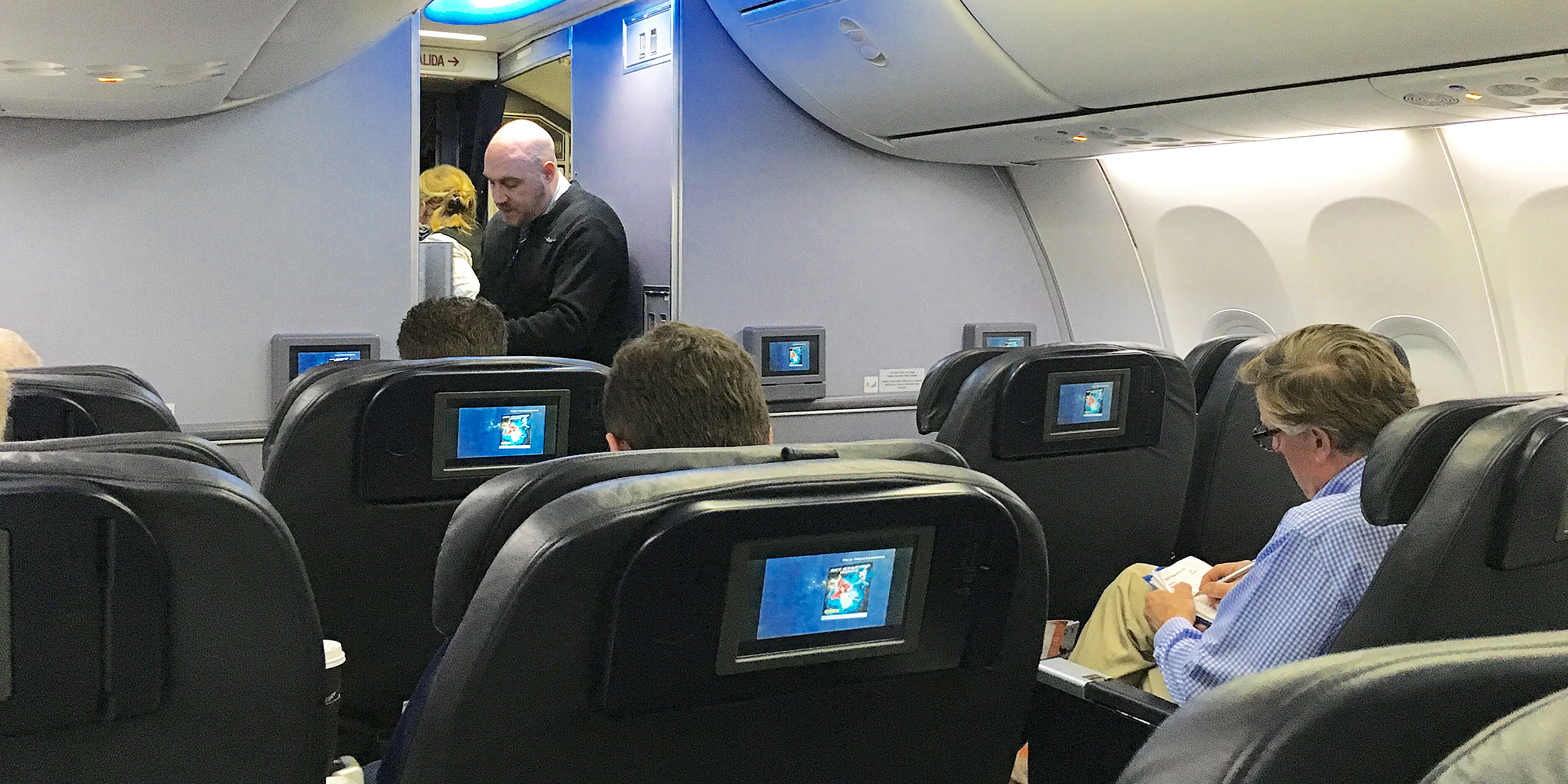 The interior of an airline | Source: Flickr