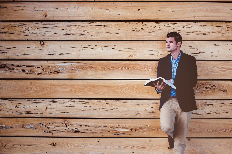 Un homme avec la Bible. l Photo : Pixabay Un homme avec la Bible. l Photo : Pixabay