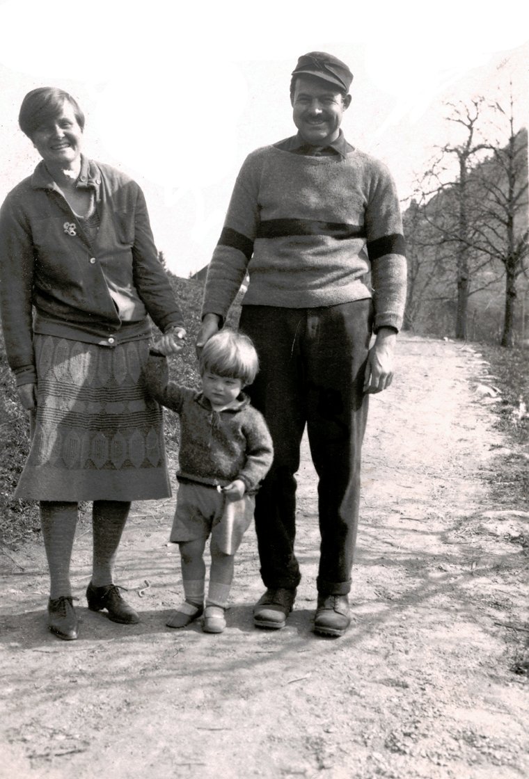  Ernest Hemingway with then-wife Elizabeth Hadley Richardson and son Jack Hemingway | Source: Wikimedia Commons/ Owned by John F. Kennedy Presidential Library and Museum, Boston, Ernest Hadley and Bumby Hemingway, marked as public domain