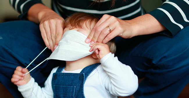 Pequeño niño quitándose la mascarilla. | Foto: Shutterstock